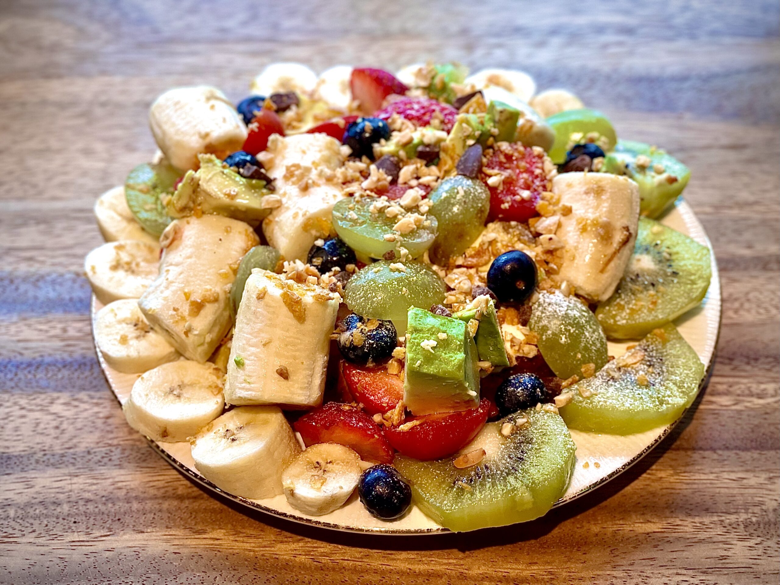 다양한 과일이 담긴 디저트