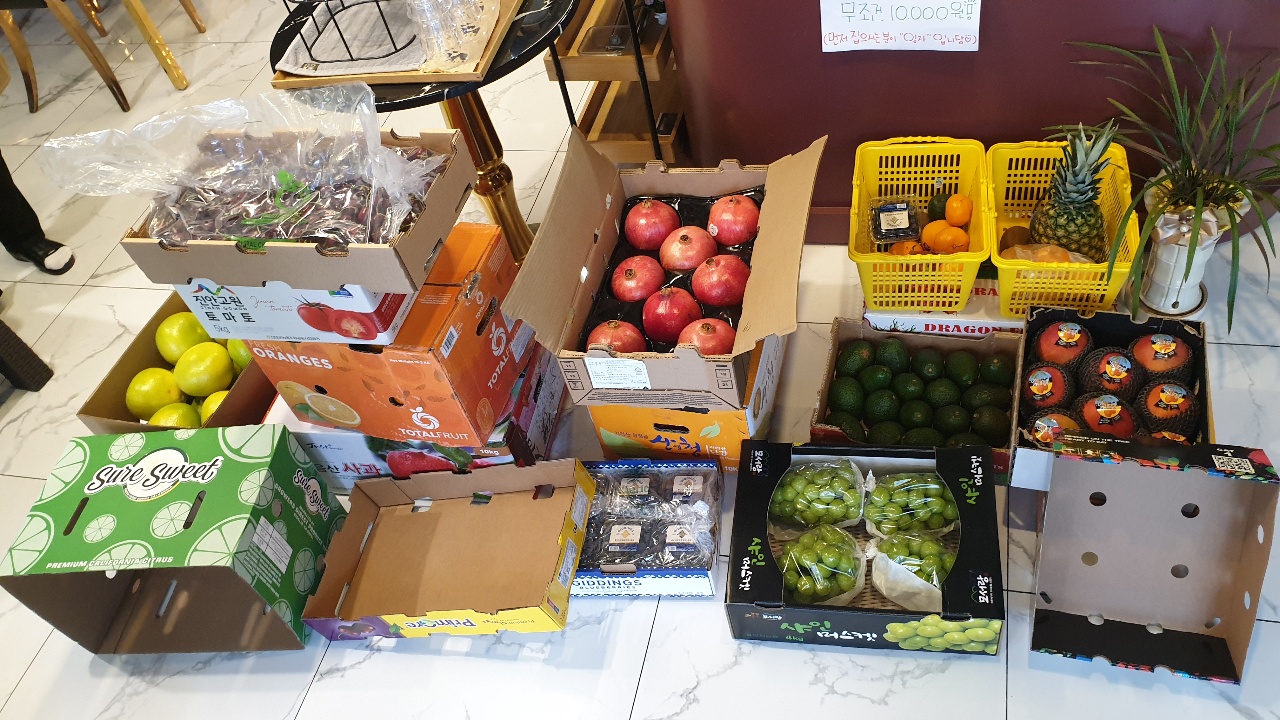 여러가지 과일을 모아 판매하고 있는 대한민국 카페 이미지